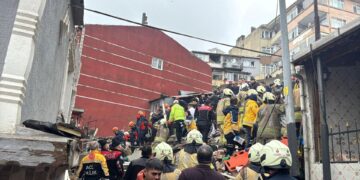 İstanbul Fatih’te 2 bina çöktü: Valilikten açıklama