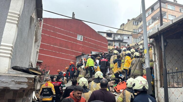 İstanbul Fatih’te 2 bina çöktü: Valilikten açıklama İstanbul Fatih’te 2 bina çöktü..