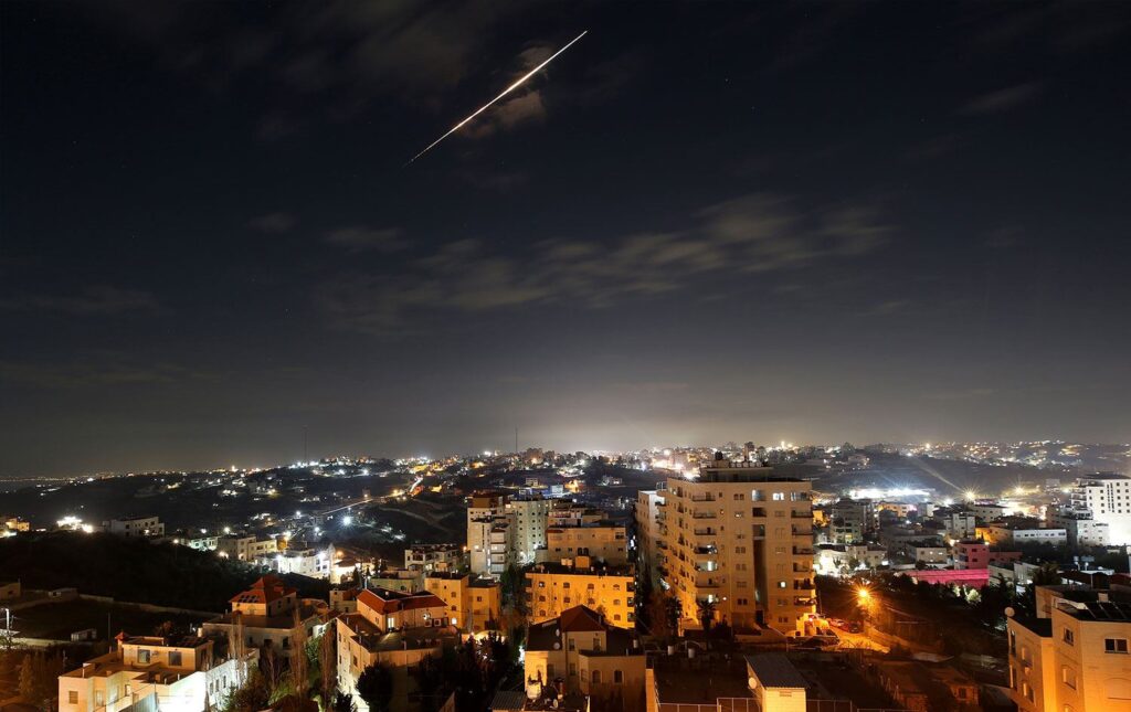 İran’dan İsrail’e üç dalga halinde misilleme saldırısı iran israil habermeydan