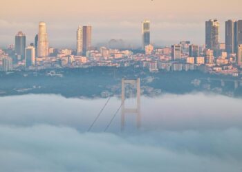 İstanbul Boğazı’nda durdurulan geçişler yeniden başladı
