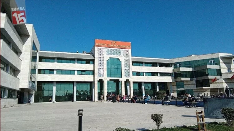 Kepez’de kaymakamlık binasında silah sesleri: Görevli ateş açıp kendini odaya kilitledi Kepez’de kaymakamlık binasında silah sesleri...