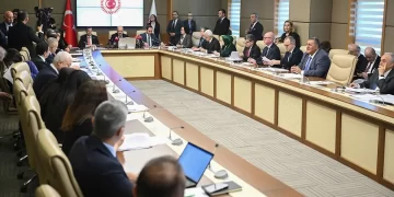 Sosyal medya ve doğum izni düzenlemesi komisyonda ertelendi