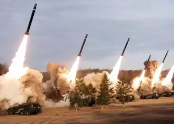 Kuzey Kore Japon Denizi’ne 10 balistik füze fırlattı