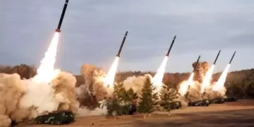 Kuzey Kore Japon Denizi’ne 10 balistik füze fırlattı