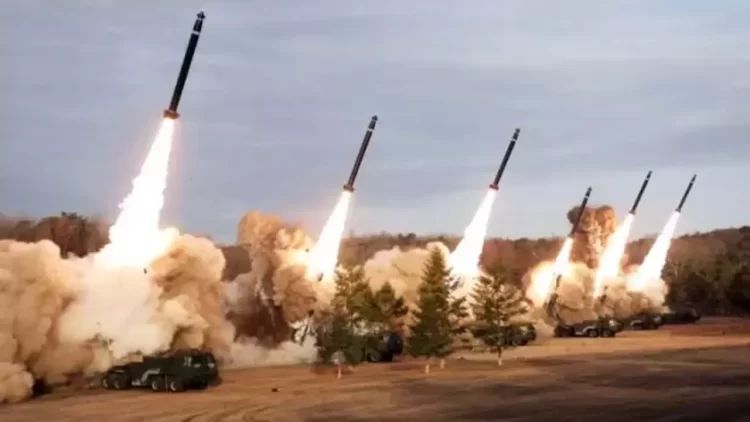 Kuzey Kore Japon Denizi’ne 10 balistik füze fırlattı.