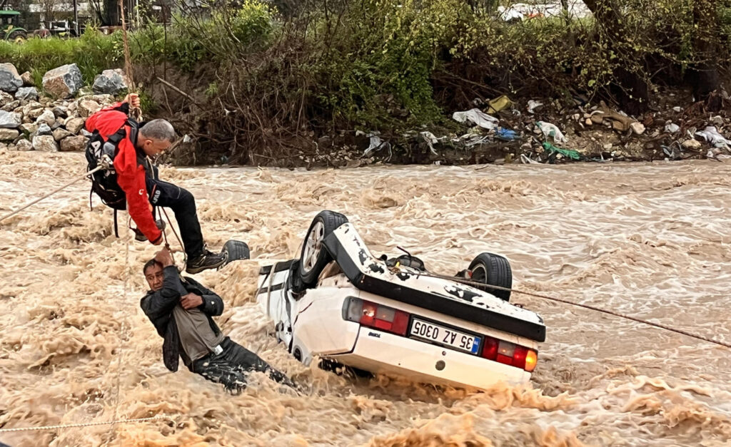 Muğla’da sele kapılan araçtaki bir kişi hayatını kaybetti mugla sel habermeydan
