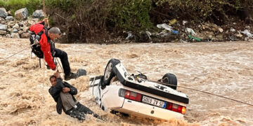 Muğla’da sele kapılan araçtaki bir kişi hayatını kaybetti