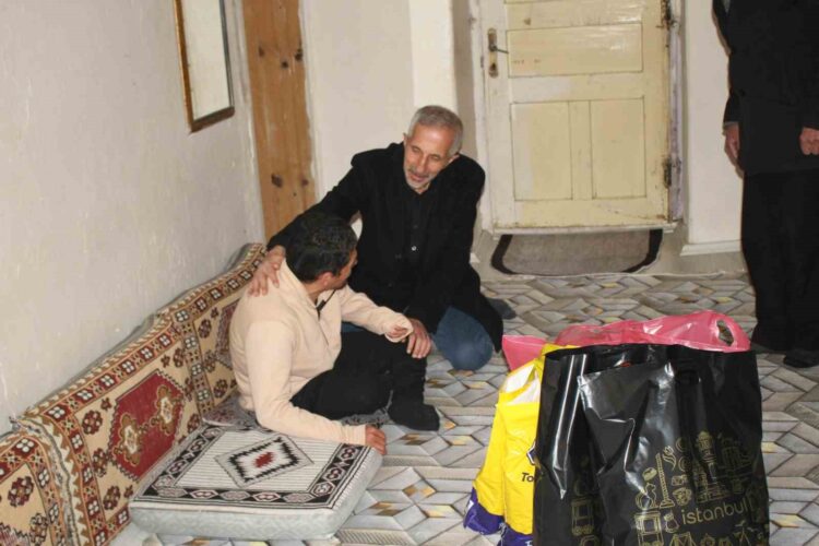 mus bulanikta polis memurunun hediyeleri engelli gencin yuzunu guldurdu habermeydan