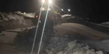 Muş’ta, fırtına köy yolunu ulaşıma kapattı!