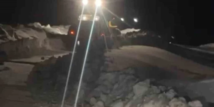 Muş’ta, fırtına köy yolunu ulaşıma kapattı!