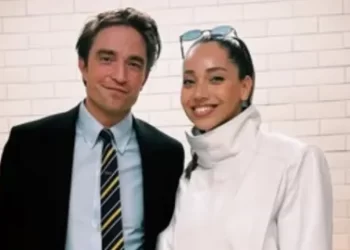 Özge Özacar, Robert Pattinson ile tanıştı