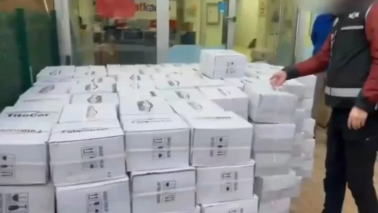 İstanbul’da sahte içki operasyonu: Binlerce litre ele geçirildi İstanbul’da sahte içki operasyonu...