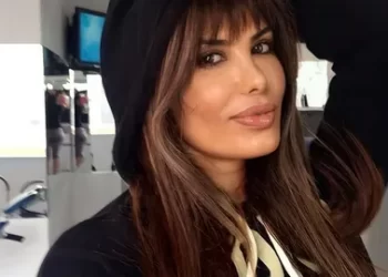 Şarkıcı Hatice cam silerken komşularını korkuttu Şarkıcı Hatice cam silerken komşularını korkuttu