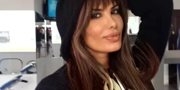 Şarkıcı Hatice cam silerken komşularını korkuttu