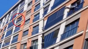 sarkici Hatice cam silerken komsulari korkuttu1 habermeydan