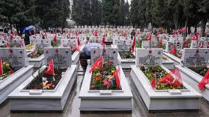 Şehit aileleri bayramın ilk gününde kabir başındaydı