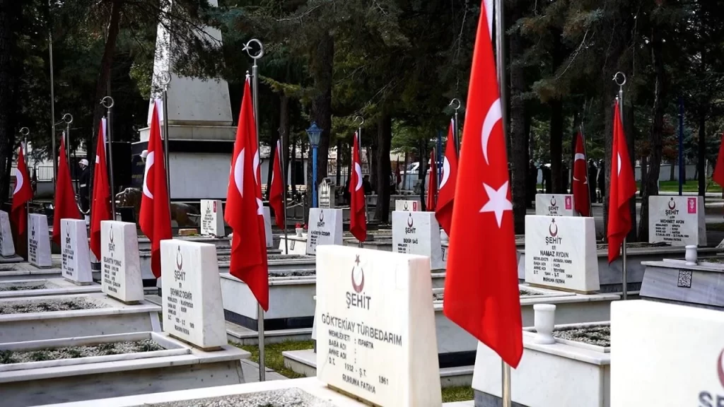 Şehit aileleri bayramın ilk gününde kabir başındaydı sehit habermeydan