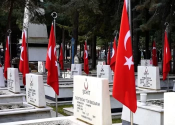 Şehit aileleri bayramın ilk gününde kabir başındaydı Şehit aileleri bayramın ilk gününde kabir başındaydı