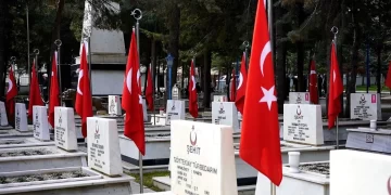 Şehit aileleri bayramın ilk gününde kabir başındaydı