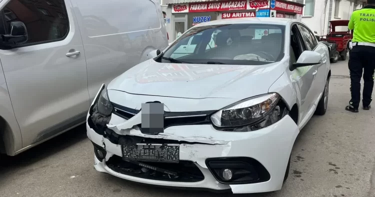 sinopta 2 otomobilin carpismasi sonucu 3 kisi yaralandi habermeydan