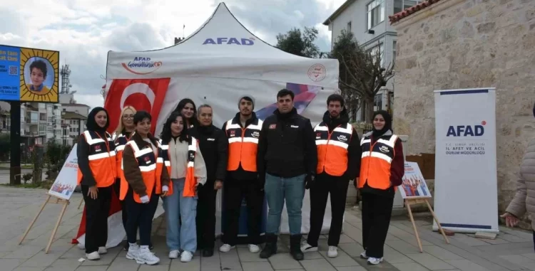 Sinop'ta, Deprem Haftası'na özel farkındalık standı! sinopta deprem haftasina ozel farkindalik standi habermeydan e1772633985791