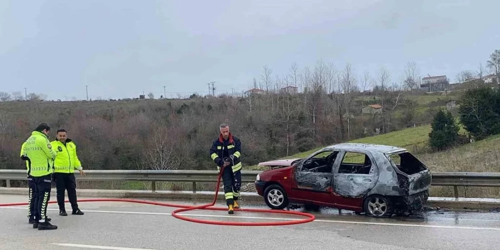 sinopta seyir halinde yanan otomobilde 2 kisi yaralandi habermeydan e1773932272500