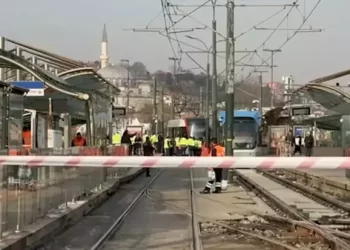 Fatih'te tramvay raydan çıktı: Yolcular tahliye edildi Fatih’te tramvay raydan çıktı: Yolcular tahliye edildi