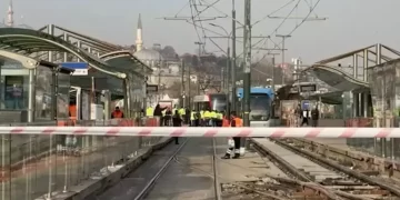 Fatih'te tramvay raydan çıktı: Yolcular tahliye edildi Fatih’te tramvay raydan çıktı: Yolcular tahliye edildi