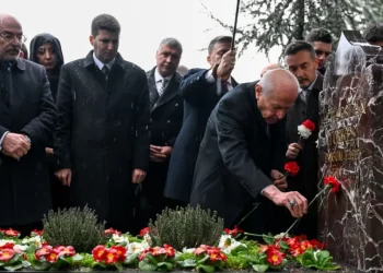 Türkeş’in mezarını ziyaret eden Bahçeli’den yeni ve güçlü Türkiye mesajı