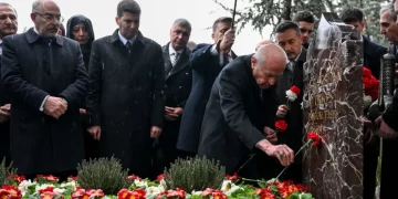 Türkeş’in mezarını ziyaret eden Bahçeli’den yeni ve güçlü Türkiye mesajı
