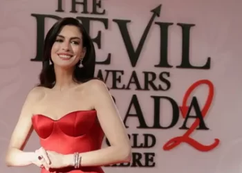 Ünlü oyuncu Anne Hathaway yılın en güzel kadını seçildi