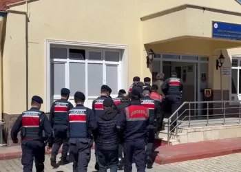 Antalya'da reçeteli ilaçlarla uyuşturucu satışı! Doktor ve eczacılar tutuklandı Antalya’da reçeteli ilaçlarla uyuşturucu satışı! Doktor ve eczacılar tutuklandı