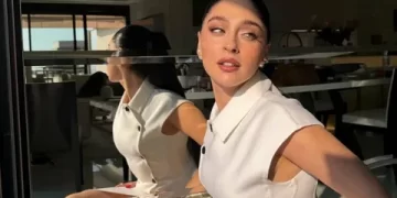 Cemre Baysel süper kısa minisiyle hayranlarını mest etti