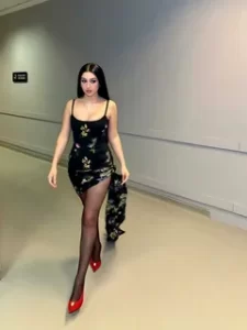 Cemre Baysel super kisa minisiyle hayranlarini mest etti1 habermeydan