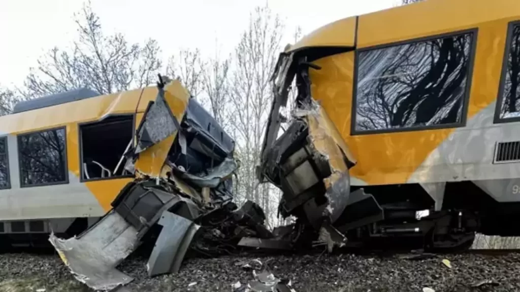 Danimarkada iki tren kafa kafaya carpisti habermeydan