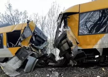 Danimarka’da iki tren kafa kafaya çarpıştı!