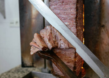 İzmir’de gıda skandalı: ‘Dönerci Ali’nin yeri’ adlı işletmede tek tırnaklı eti tespit edildi