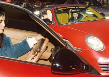 Feyza Civelek 9 milyonluk Porsche’u ile Etiler’de dikkat çekti