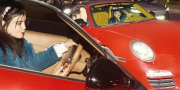 Feyza Civelek 9 milyonluk Porsche’u ile Etiler’de dikkat çekti