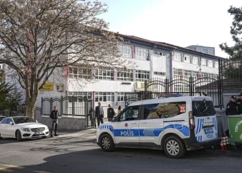 Bakanlık talimat verdi: Her okulun önüne iki polis görevlendirildi Bakanlık talimat verdi: Her okulun önüne iki polis görevlendirildi