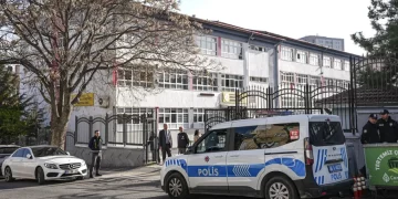 Bakanlık talimat verdi: Her okulun önüne iki polis görevlendirildi Bakanlık talimat verdi: Her okulun önüne iki polis görevlendirildi