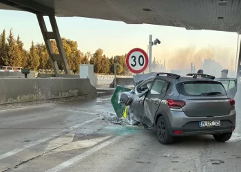 İzmir’de otoyol gişelerinde kaza! Sürücü yanan araçta hayatını kaybetti