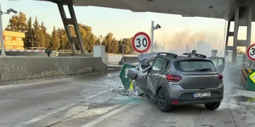İzmir’de otoyol gişelerinde kaza! Sürücü yanan araçta hayatını kaybetti