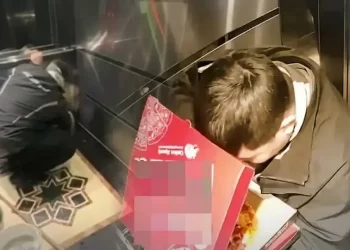 Pizzanın promosyonunu yiyen kuryeden, teslimat sonrası skandal hareket