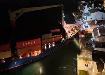 Sarıyer’de konteyner gemisi karaya oturdu!