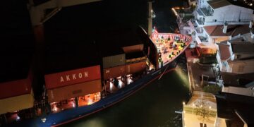 Sarıyer’de konteyner gemisi karaya oturdu!