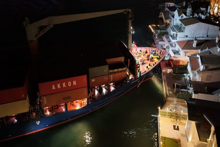 Sariyerde konteyner gemisi karaya oturdu habermeydan