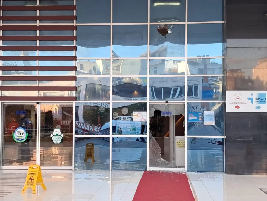 Serik Belediyesi binasina silahli saldiri habermeydan