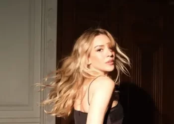 Sinem Kobal siyah elbisesi ve şıklığıyla büyüledi