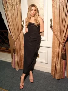 Sinem Kobal siyah elbisesi sikligiyla buyuledi2 habermeydan